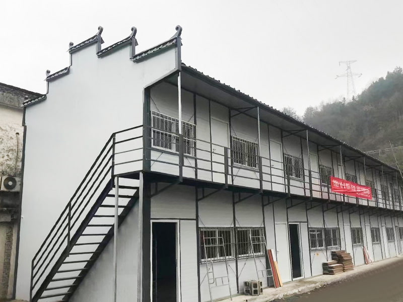 Casa modulare di tipo K con copertura del tetto